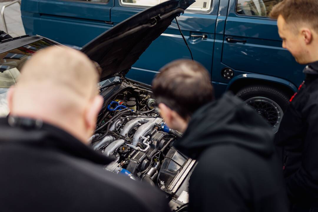 Senovinių automobilių ekspozicija prie Seimo