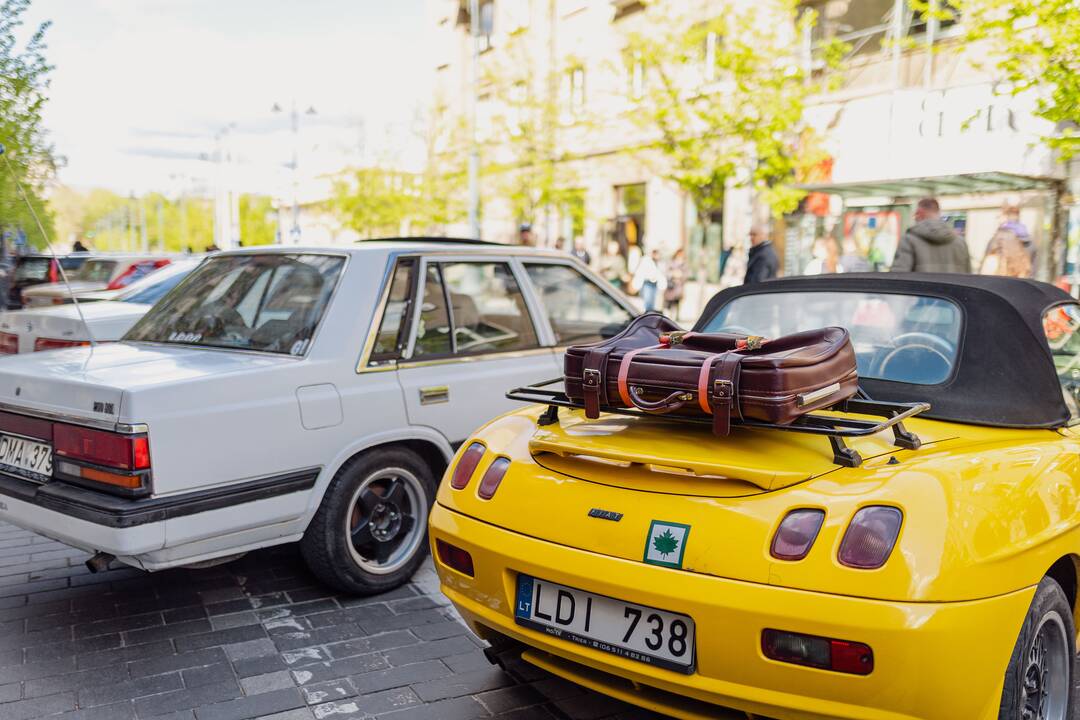 Senovinių automobilių ekspozicija prie Seimo