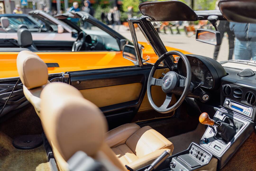 Senovinių automobilių ekspozicija prie Seimo