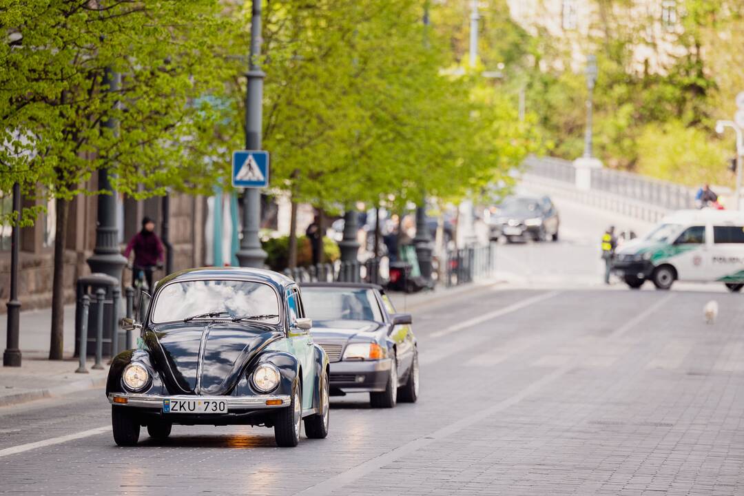 Senovinių automobilių ekspozicija prie Seimo