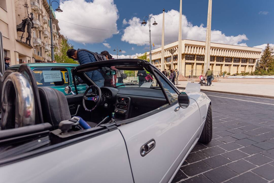 Senovinių automobilių ekspozicija prie Seimo