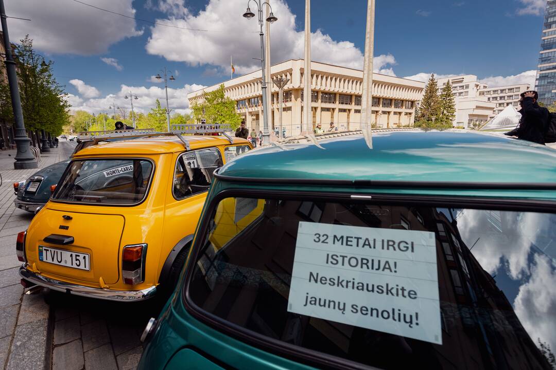 Senovinių automobilių ekspozicija prie Seimo