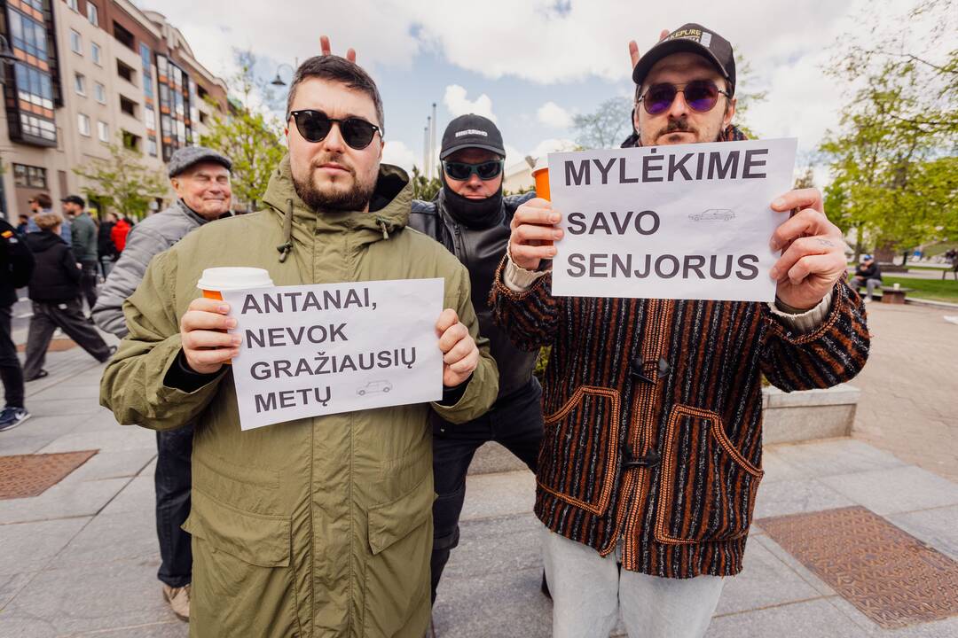 Senovinių automobilių ekspozicija prie Seimo