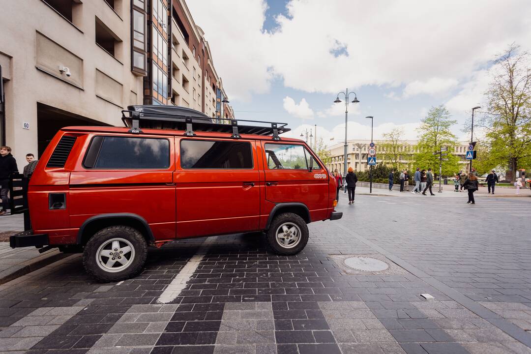 Senovinių automobilių ekspozicija prie Seimo