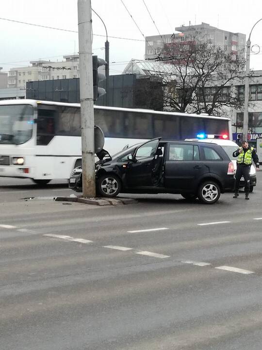 Prie "Savo" moters vairuojamas automobilis rėžėsi į stulpą