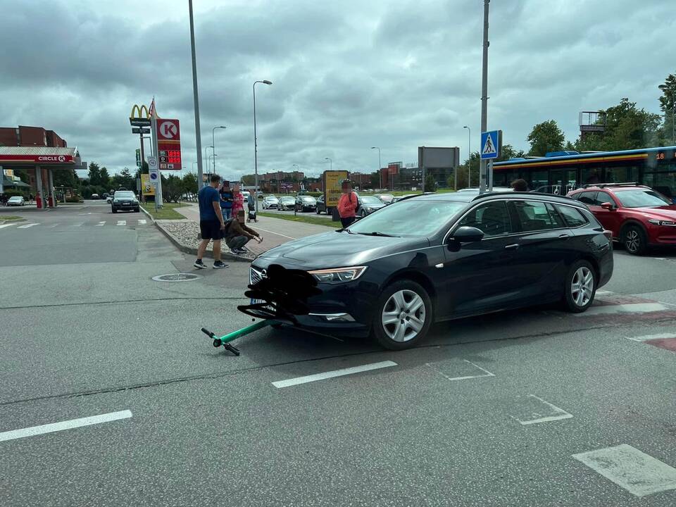 Klaipėdoje paspirtuku važiavęs vaikinas pakliuvo po mašinos ratais