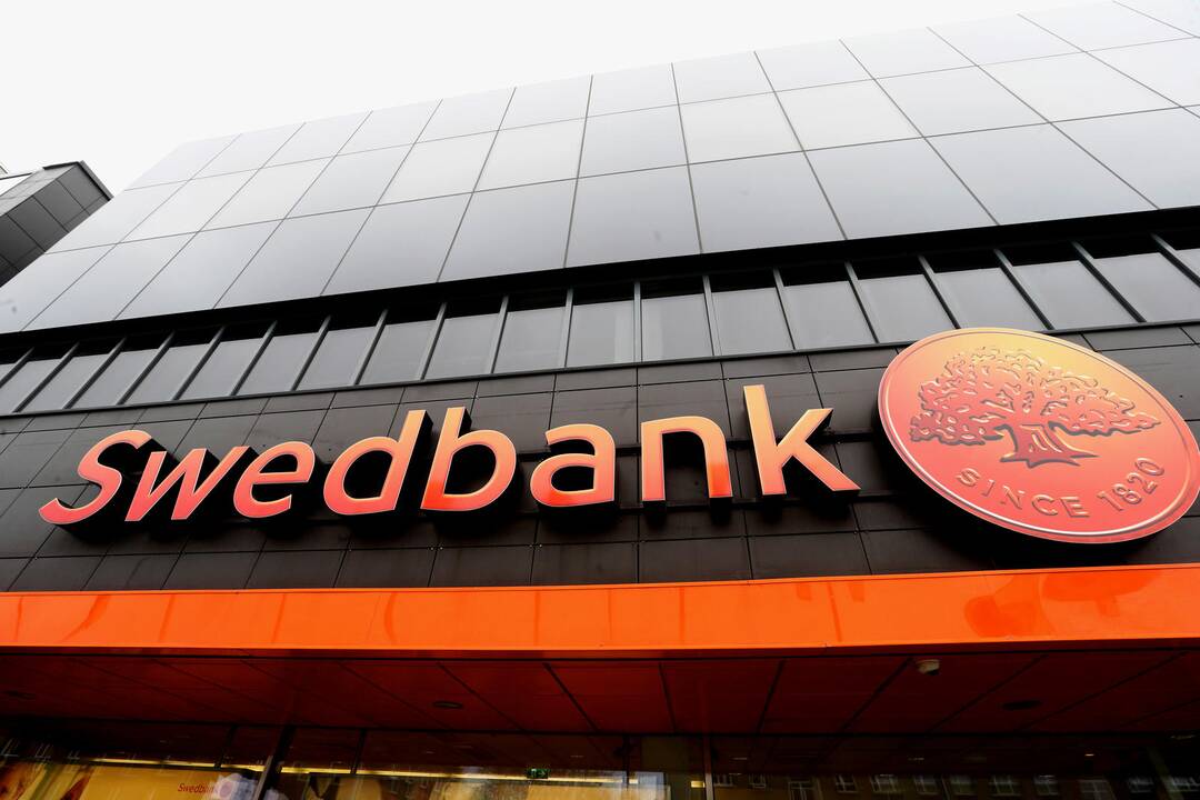 „Swedbank“ pradėjo diegti naujos kartos bankomatus su jutikliniu ekranu