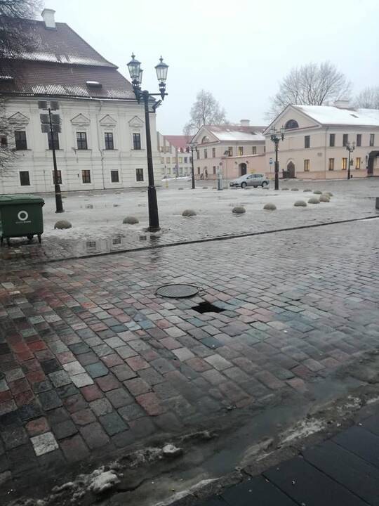 Perspėja: Rotušės aikštės grindinyje atsivėrė smegduobė