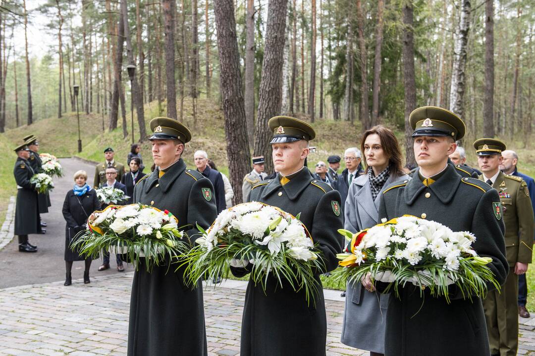 Seimo pirmininkė pagerbė Antrojo pasaulinio karo aukas, už laisvę kovojančią Ukrainą