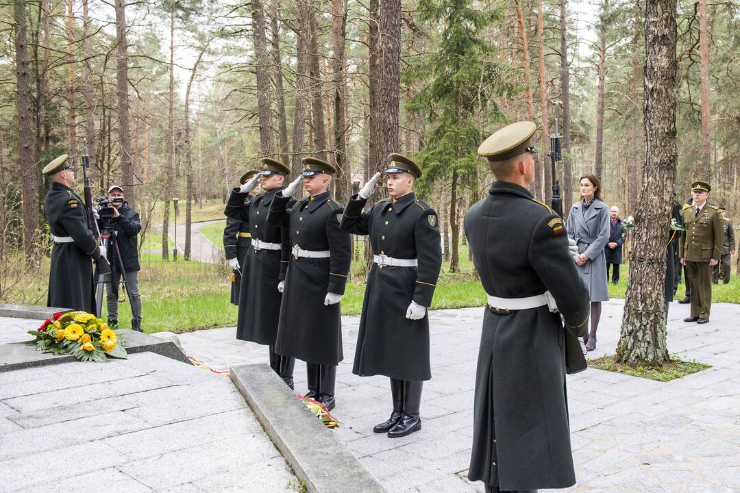 Seimo pirmininkė pagerbė Antrojo pasaulinio karo aukas, už laisvę kovojančią Ukrainą