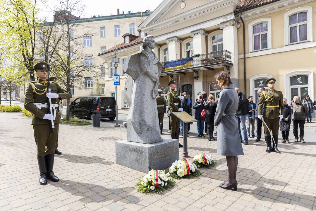 Seimo pirmininkė pagerbė Antrojo pasaulinio karo aukas, už laisvę kovojančią Ukrainą