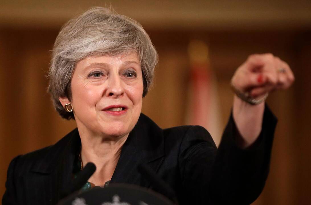 Britanijos premjerė per susitikimą su verslo lyderiais gins „Brexit“ projektą