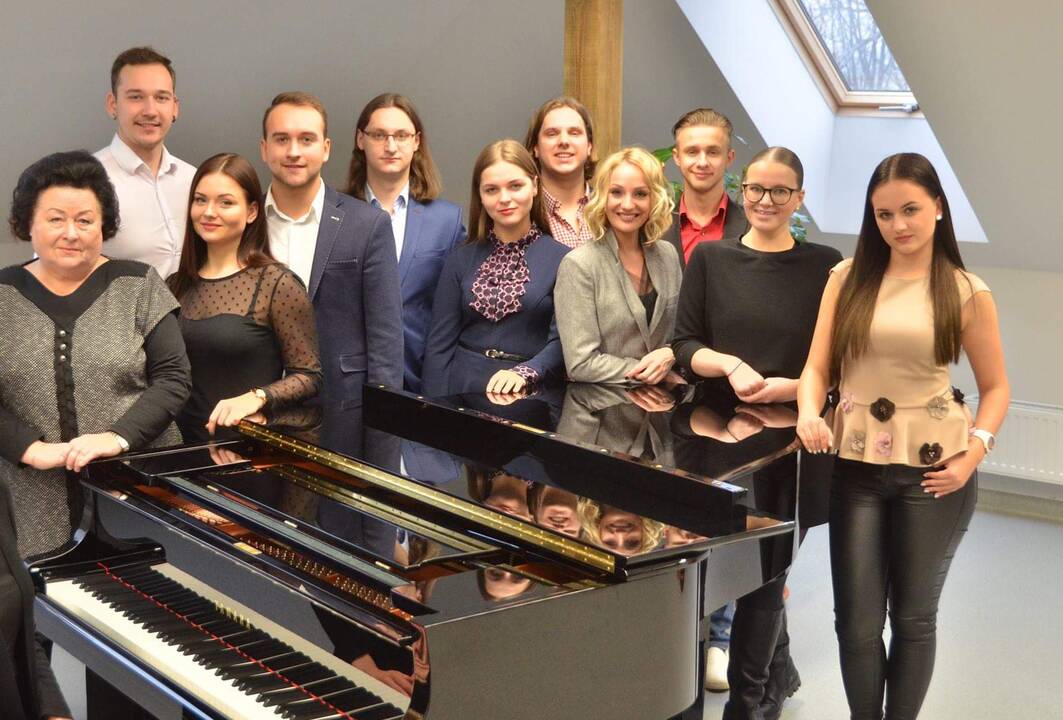 Birutė Sodaitytė su studentais