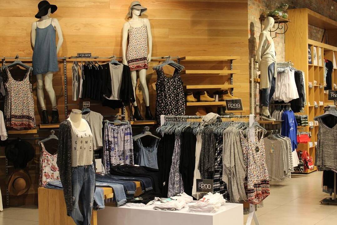 Liepą kainos mažėjo: labiausiai pigo drabužiai ir avalynė