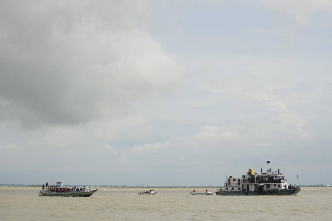 Prie Bangladešo sienos nuskendus laivui dingo dešimtys pabėgėlių rohinjų