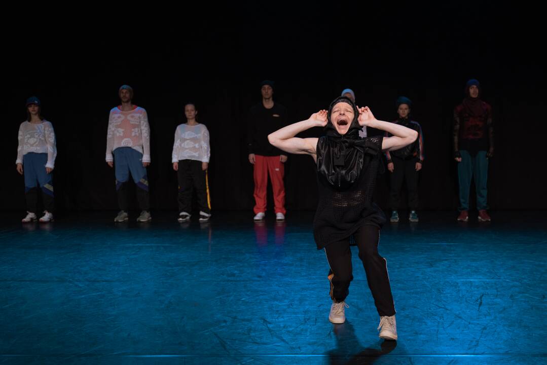 Scenos iš Šeiko šokio teatro spektaklio „Flocking“ (choreogr. J. Leighton).