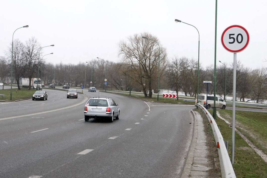 Greitis: nuo šiol Mokyklos gatvės tiltu leidžiama važiuoti 50 km/val. greičiu.