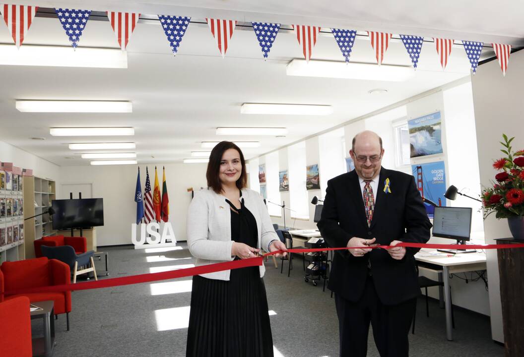 Dovana: Klaipėdos apskrities I.Simonaitytės viešosios bibliotekos direktorė Laura Juchnevič ir JAV ambasadoriaus Lietuvoje pavaduotojas T.Waseris atidarė Jungtinių Valstijų skaityklą.