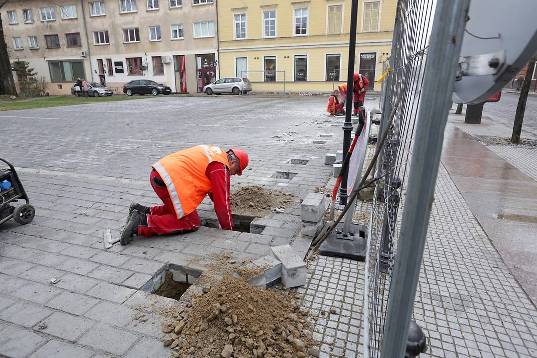 Pataisymai: atnaujinę automobilių aikštelę Tiltų gatvėje, statybininkai sumanė įrengti dar ir atitvarus, kad kas nors nesumanytų važinėti šaligatviais.