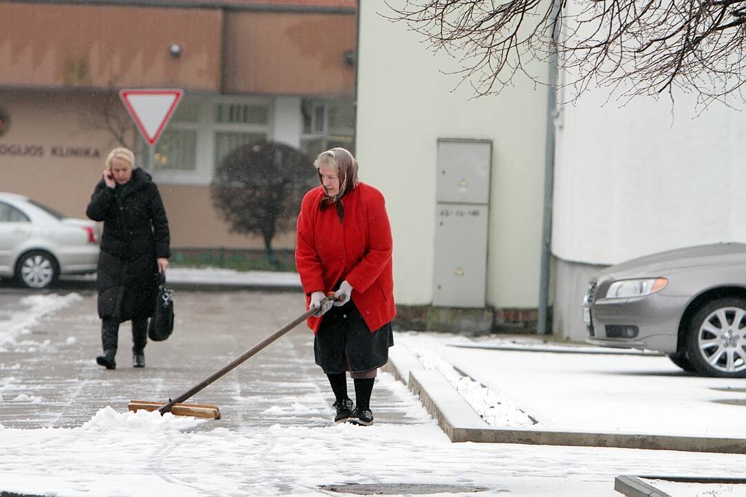 Nelaukia: kai kurie gyventojai, nesulaukę pagalbos iš tų, kam priklauso, patys kasa sniegą nuo savo namų kiemų dangos.