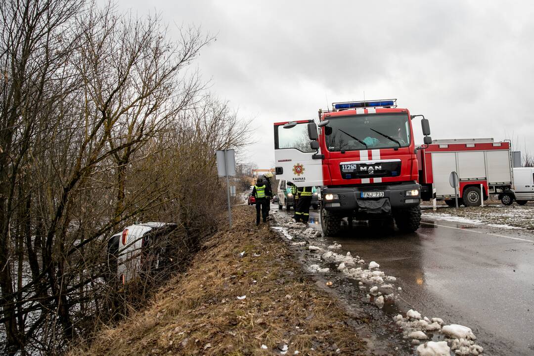 Kaune nuo kelio nuvažiavo ir apvirto automobilis