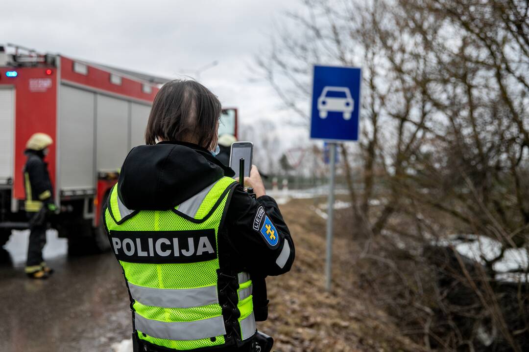 Kaune nuo kelio nuvažiavo ir apvirto automobilis