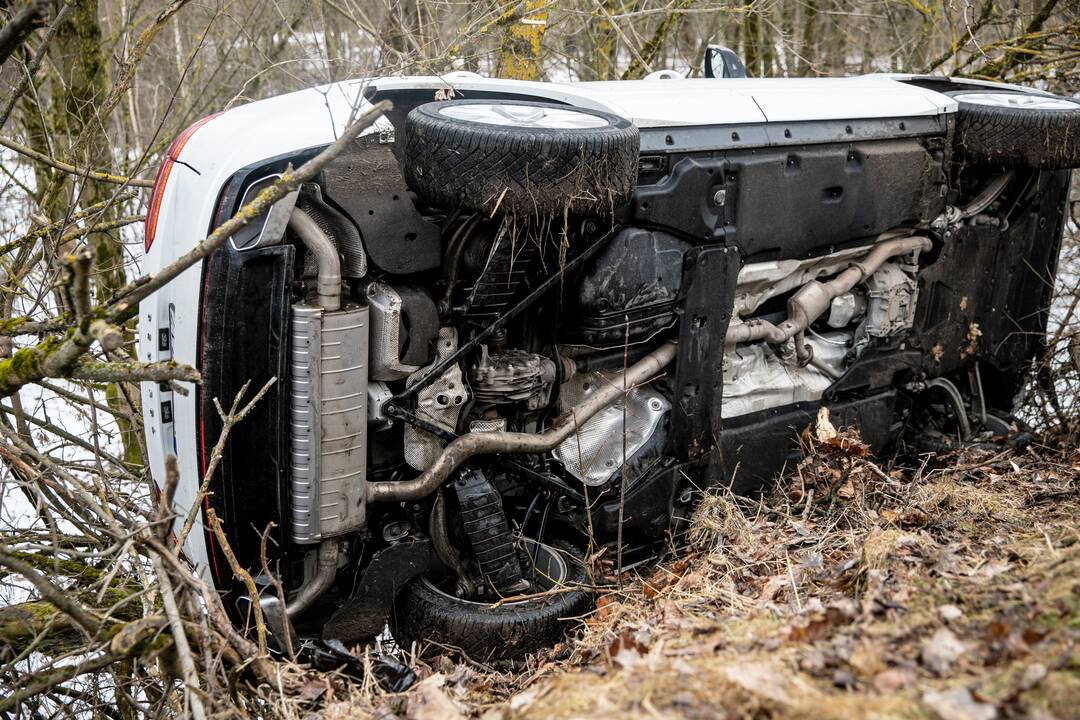 Kaune nuo kelio nuvažiavo ir apvirto automobilis