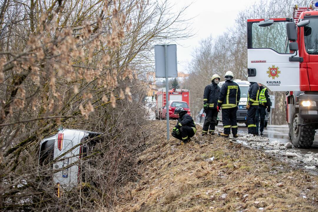 Kaune nuo kelio nuvažiavo ir apvirto automobilis