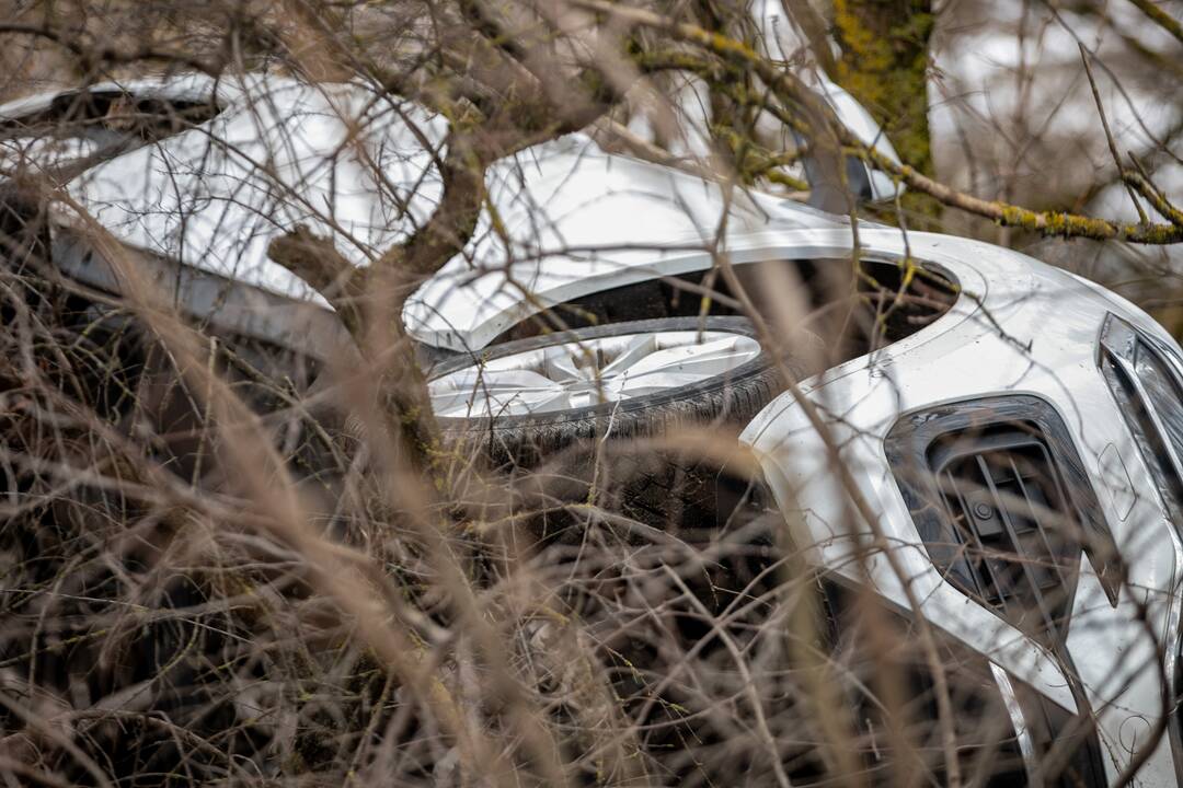 Kaune nuo kelio nuvažiavo ir apvirto automobilis