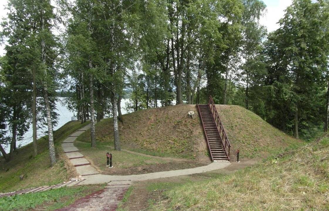 Lantainių piliakalnis