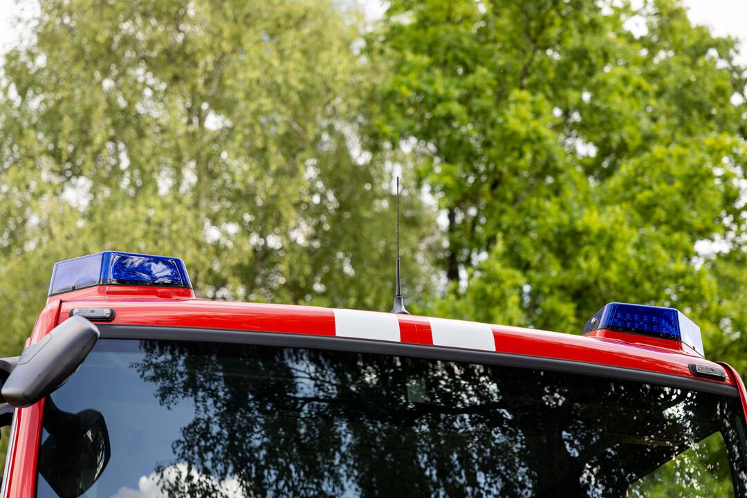 Nuvirtęs paminklas kapinėse prispaudė moterį