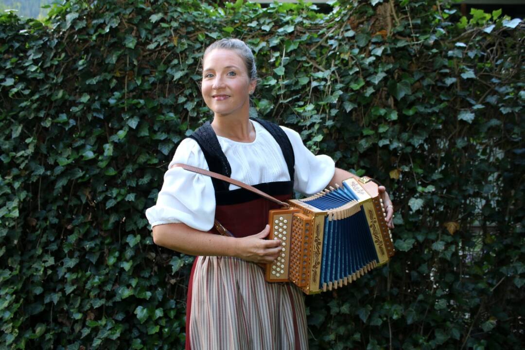 „Miss Helvetia“ vadinama dainininkė B. Klossner.