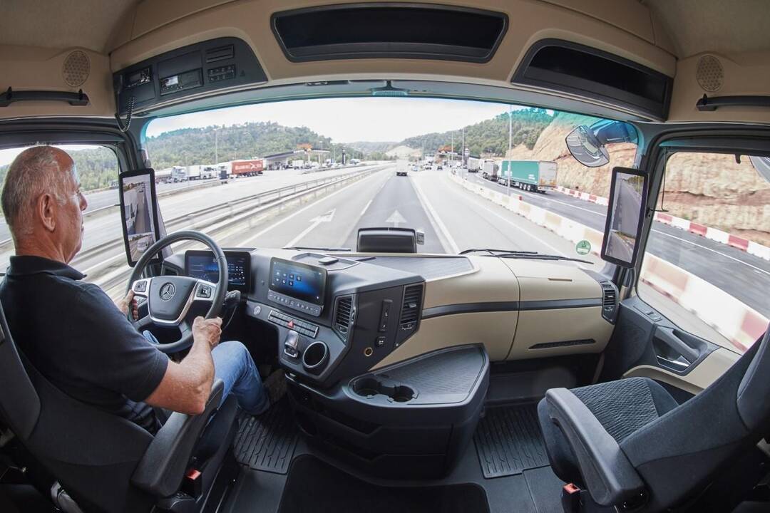 Kuo autonominiai vilkikai lenkia automobilius?