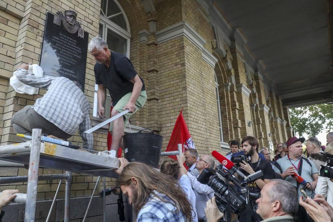 Vėl pakabinta atminimo lenta Jonui Noreikai-Generolui Vėtrai