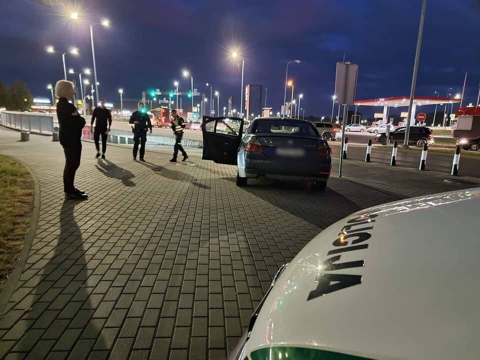 Tunelyje BMW rėžėsi į sieną
