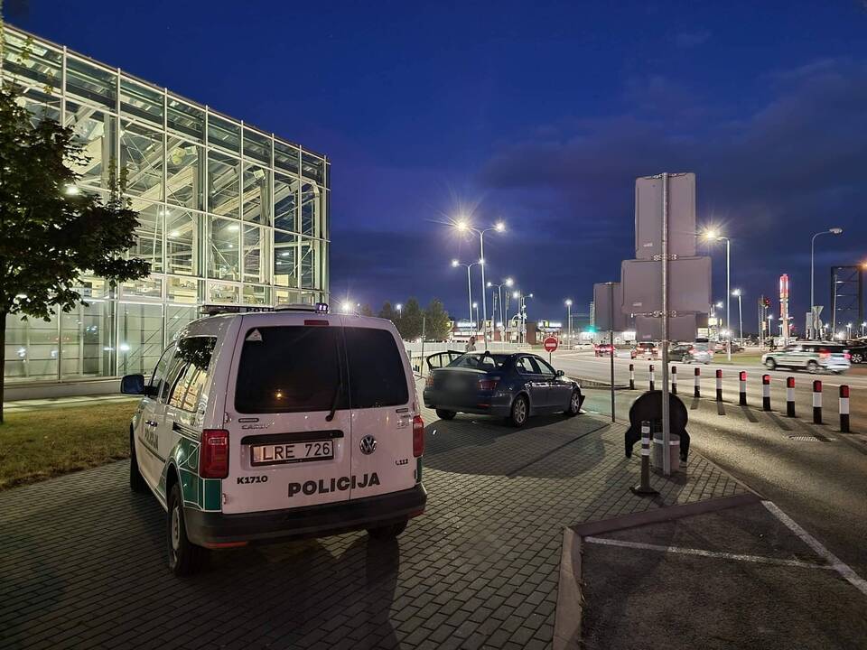 Tunelyje BMW rėžėsi į sieną