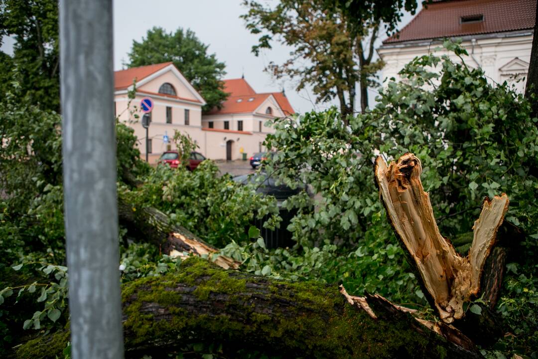 Po alinančios kaitros Kauną nuplovė liūtis