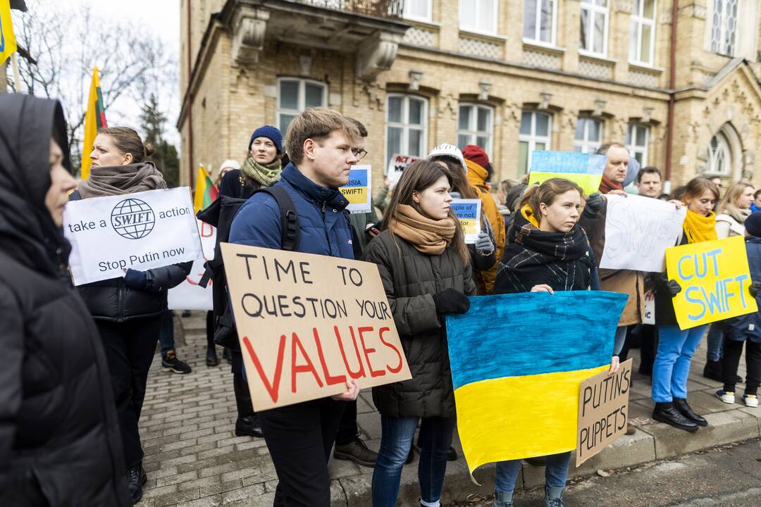 Protestas prie Vokietijos ambasados už sankcijų taikymą Rusijai 