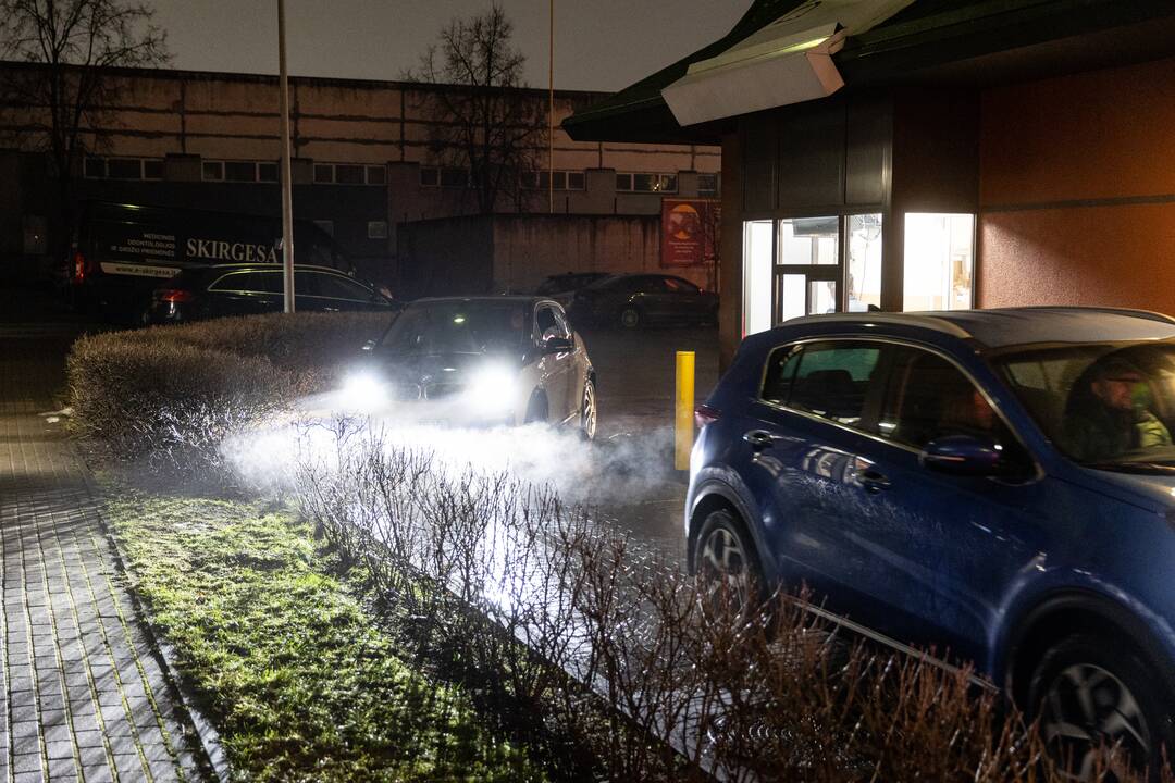 Automobilių eilės prie „McDonald’s“ restoranų