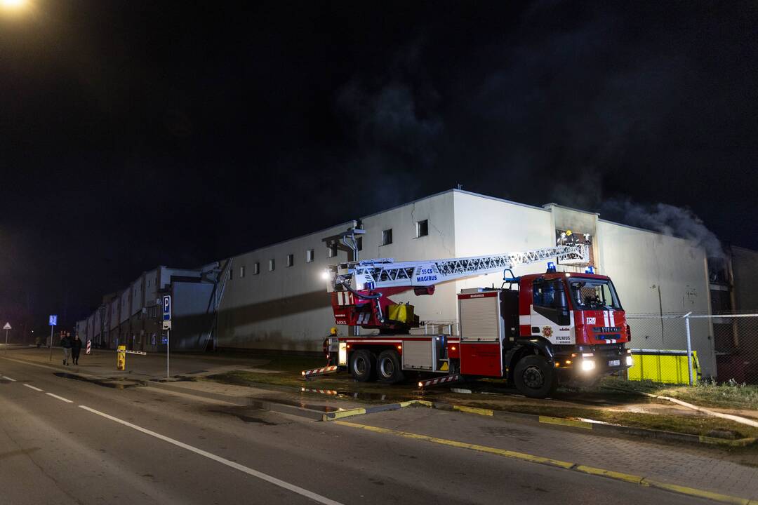 Vilniuje užsiliepsnojo garažų kompleksas