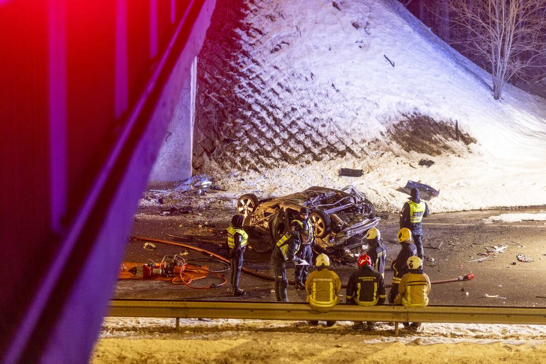 Vilniuje užsiliepsnojo į tiltą atsitrenkęs automobilis