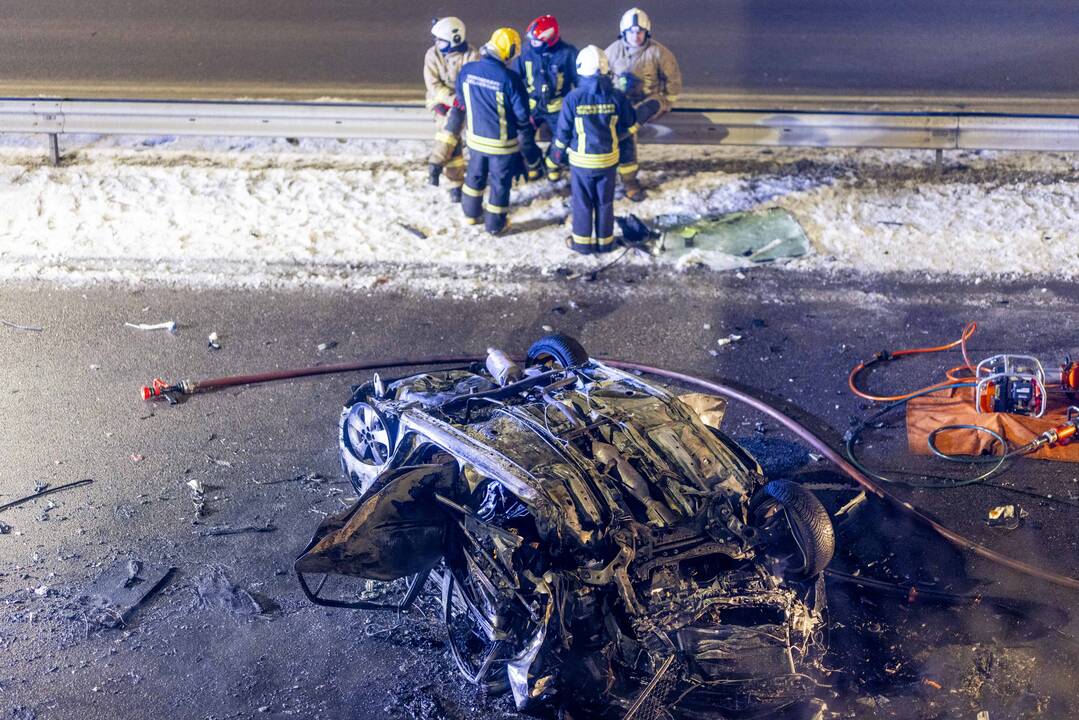 Vilniuje užsiliepsnojo į tiltą atsitrenkęs automobilis