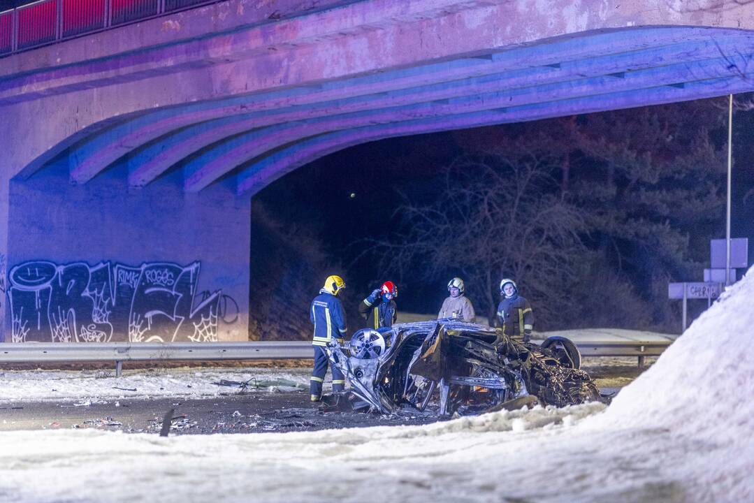 Vilniuje užsiliepsnojo į tiltą atsitrenkęs automobilis