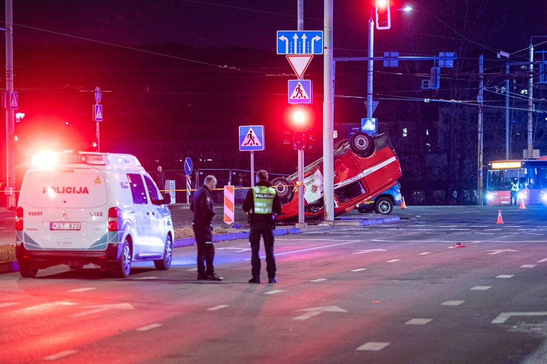 Vilniuje į apsaugininkus rėžėsi ugniagesių autobusiukas