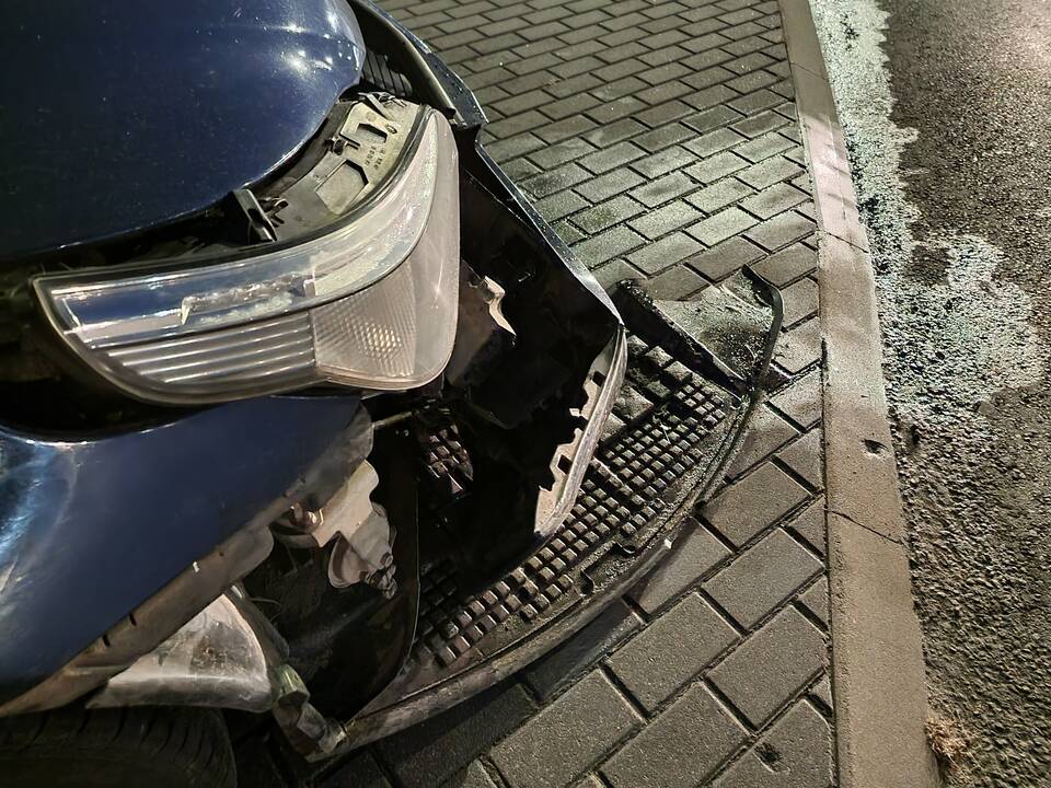 Tunelyje BMW rėžėsi į sieną