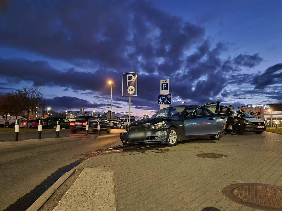 Tunelyje BMW rėžėsi į sieną