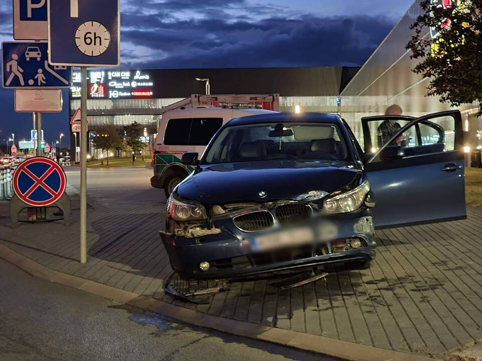Tunelyje BMW rėžėsi į sieną