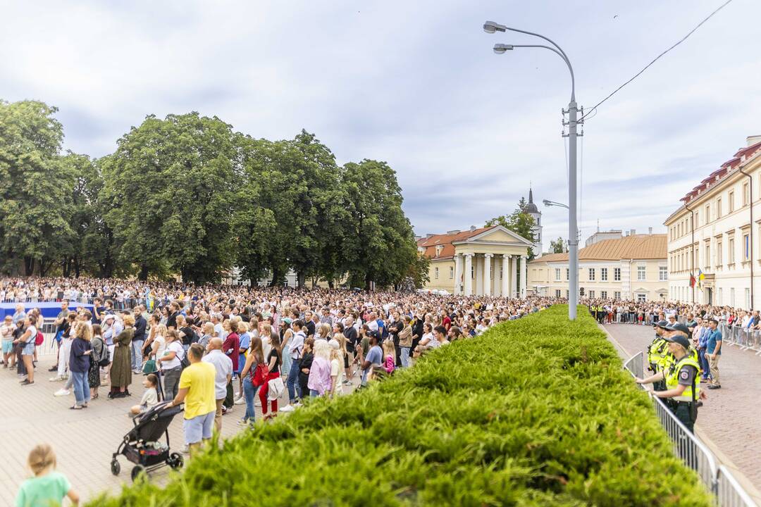 J. Bideno kalbos žmonės klausėsi ir S. Daukanto aikštėje šalia prezidentūros