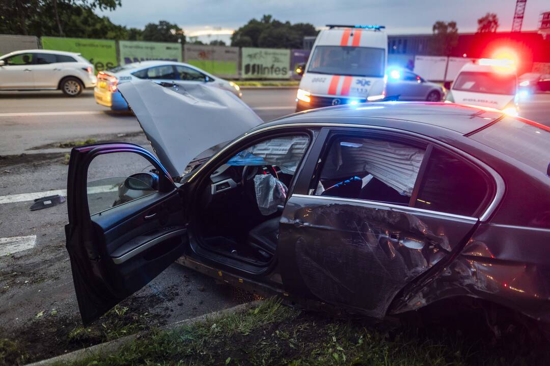 Olandų gatvėje BMW rėžėsi į du stulpus