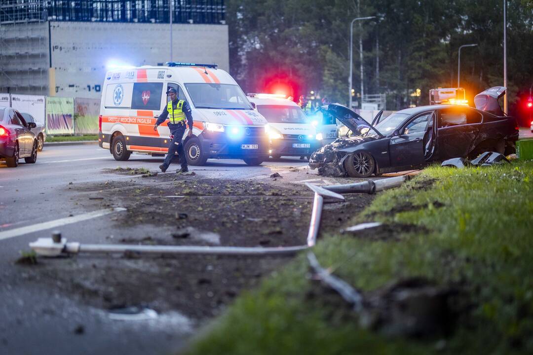 Olandų gatvėje BMW rėžėsi į du stulpus